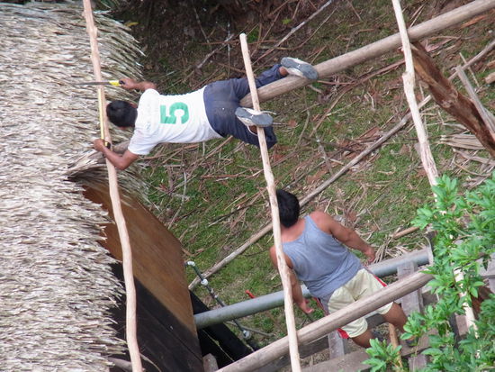 So bauen die Sionas im Dschungel ihre Hütten