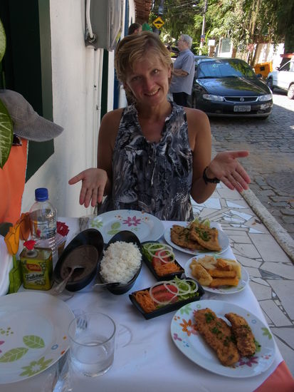Endlich mal was ordentliches zu futtern
Reis mit schwarzen Bohnen und Salat und Fisch bzw. Huhn und knusprig frittierte Yucca, die lecker schmeckt