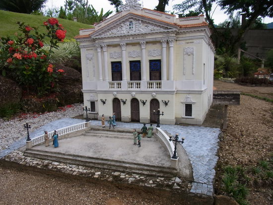 großes Haus ganz klein