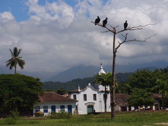 Blick auf eine alte Kirche von der Küste aus