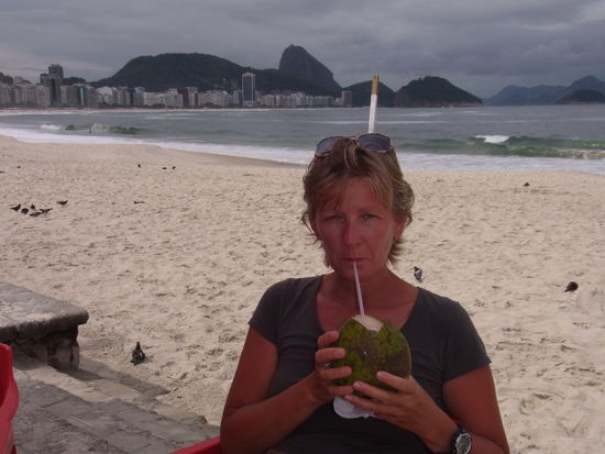 Strandwanderung ist anstrengend, 
da hilft frische kalte Kokosnuss