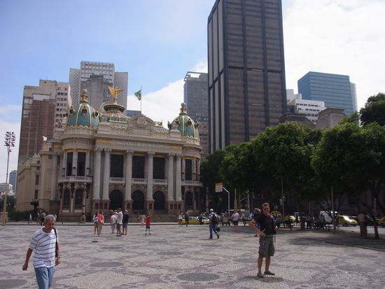 Das Staatstheater im Hintergrund