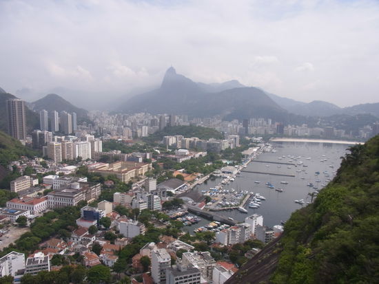 im Hintergrund ragt Christo im Nebel über die Stadt