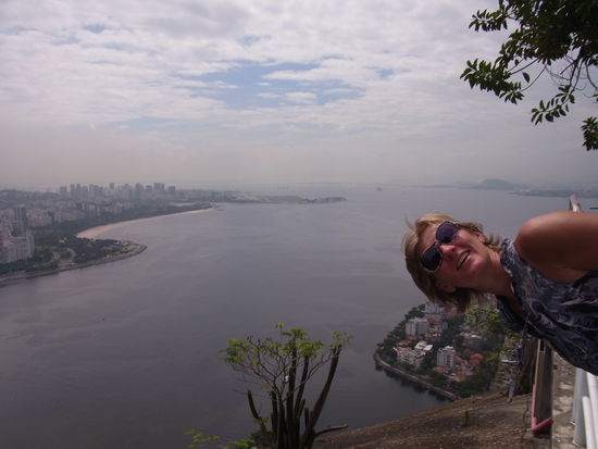 im Hintergrund auf der Landzunge der Inlandsflughafen,
von wo aus alle paar Minuten Flugzeuge starten und landen