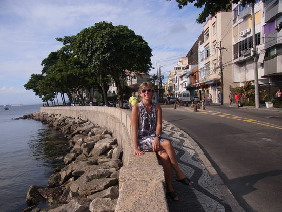 Rast auf der Hafenmauer