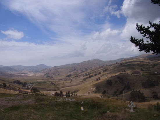 Atemberaubende Landschaft aus dem Bus fotografiert.
Berge zwischen Quilotoa und Latacunga
