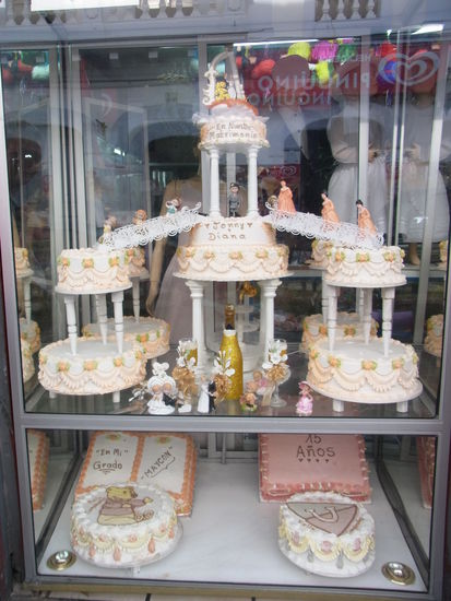 Zum Abschied noch mal "Riesen-Hochzeits-Torte gucken".....