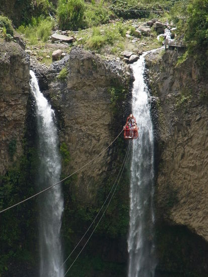 Gondel hin, Gondel her..... Da wird einem schon vom Zugucken schwindelig.
Aber wir sind wirklich mit "geflogen" ueber die Schlucht.