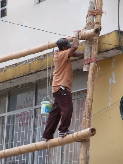 Er schuftet jeden Tag und poco a poco rueckt das Geruest weiter.
Der Hausanstrich wird hoffentlich bis Weihnachten fertig.