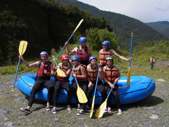 so sehen blutige Anfänger nach den Trockenübungen aus...
ein einziges Chaos und keiner weiß offensichtlich wohin mit dem Paddel