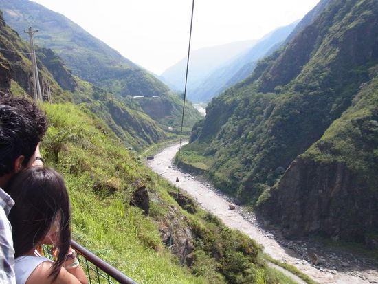 3. Schritt: den 1 Kilometer langen Flug geniessen!!!!!!
(der lange Punkt am Seil bin ich und hinten in der Kurve das kleine weiße Zeichen kurz über dem Ufer ist das Ziel)