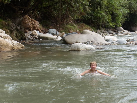 wohlverdiente Abkühlung im Fluß Zunjag