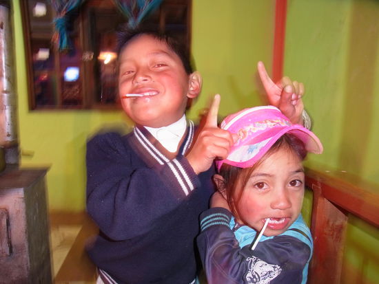 Die beiden müssen aufpassen, dass sie ihren Lolly nicht verschlucken....