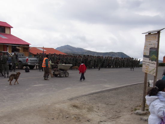 Soldaten, Bauarbeiter, alle durcheinander
