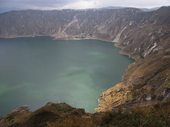 sobald die Sonne scheint, beginnt der Kratersee an zu glitzern
(na ja, zumindest unten)