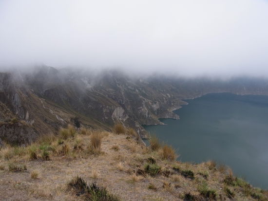 normalerweise kommen die Wolken erst gegen 15.00 Uhr,
heute schon um eins.
Wir waren zum Glück fast herum um den Krater.