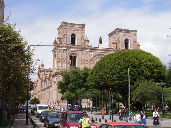 Die Riesenkathedrale von vorn.....