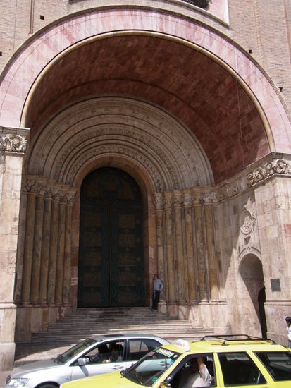 ....mit einem "Menschen" am Haupteingang