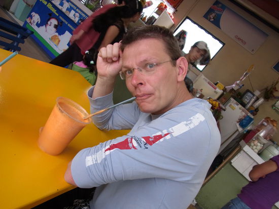 Die Saftverkäuferin ist da "aufgeweckter": sie zaubert nach unseren Wünschen (Karotte, Orange, Tamarillo) für jeden einen halben Liter köstlichsten Saft, pro Becher 1,50 Dollar