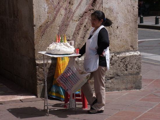 hmmm, lecker dicke fette süße "Crema", die in der Sonne brutzelt.
Ich bekomme das Zeug nicht hinunter, dafür die Kids hier umso mehr.
