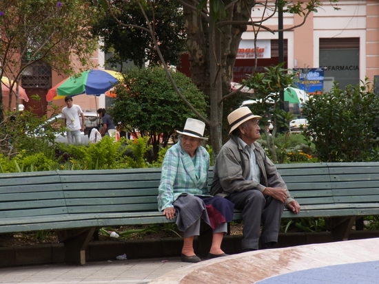 Oma und Opa sind sich offensichtlich noch nicht einig, ob sie mal probieren sollen....