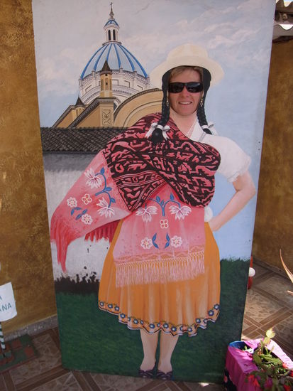 Uta in einheimischer Tracht... und mit Hut!