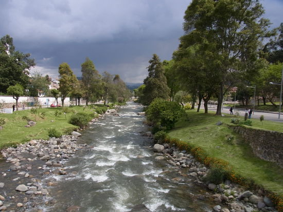 man kann links und rechts des Ufers entlang spazieren....