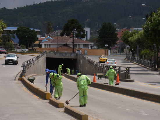 ...und den Blick auf die anliegende Straße schweifen lassen.
Hier sind die "grünen Marsmenschen" unterwegs und "attackieren" den Schmutz auf der Fahrbahn oder kürzer "Mars attacks"....
Und das am Sonntag!