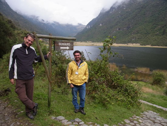 Vor dem Lagunen-Rundgang mit Gustavo
(die Groesse taeuscht, er ist viel groesser)
