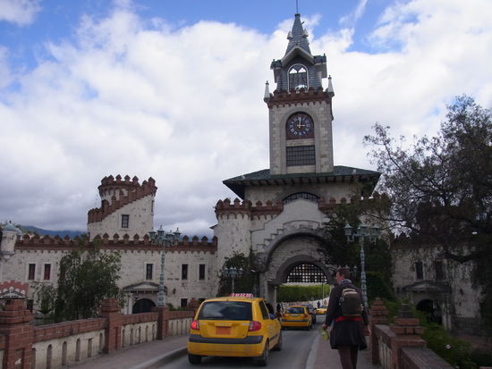 Wir haben noch 9 Stunden Umsteigezeit in Loja und fallen kurz in die Stadt ein...