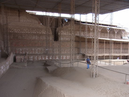 In der Mondpyramide
- jede Reihe bildet ein Stockwerk mit anderen Symbolen -
