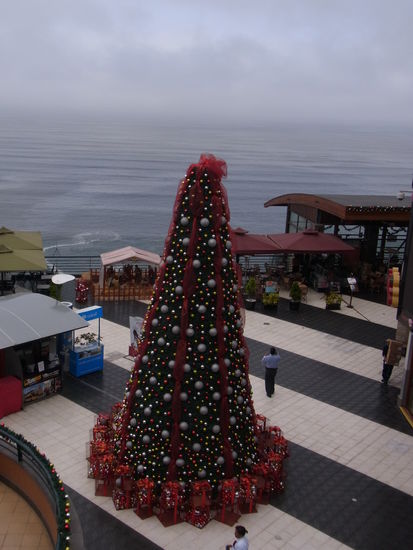 es weihnachtet schon.
Blick vom Einkaufscenter aufs Meer.