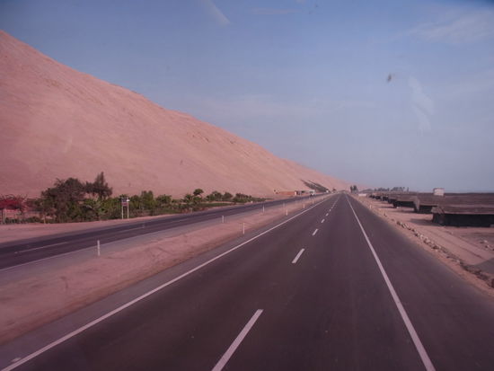 links die Dünen und rechts die Baracken der Hühnerfarmen entlang der Panamericana...
(irgendwo muß das viele Pollo (Huhn) ja her kommen)