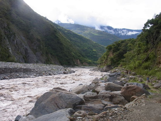schöner Weg am Fluss