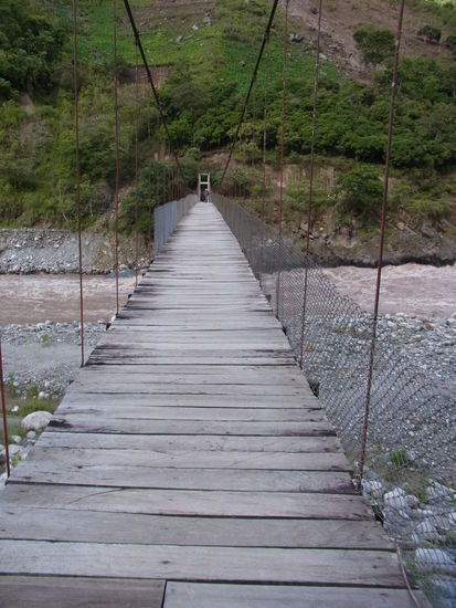 entweder man geht über eine lange Holzbrücke...
oder