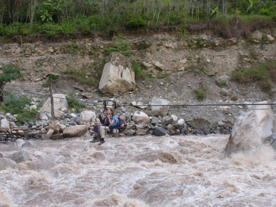 ...lässt sich in einer Gondel vom Guide rüber ziehen.