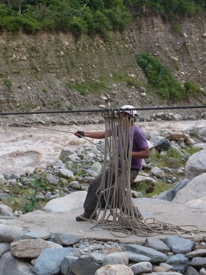 der arme Kerl hat ganz schön zu tun damit, uns über den Fluss zu zerren.