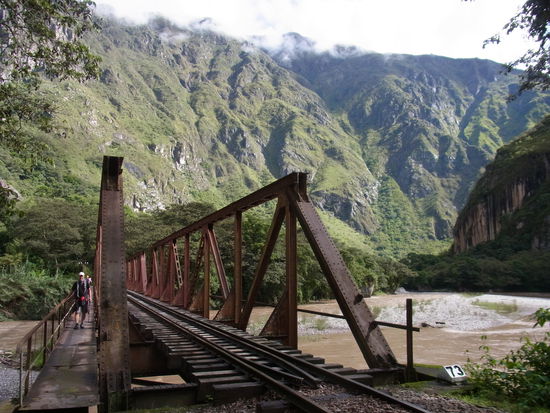Brücke am Fluss, der uns ständig rauschend begleitet