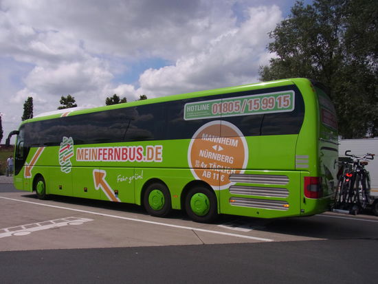 Unser Bus mit den am Heck befestigten Fahrrädern
