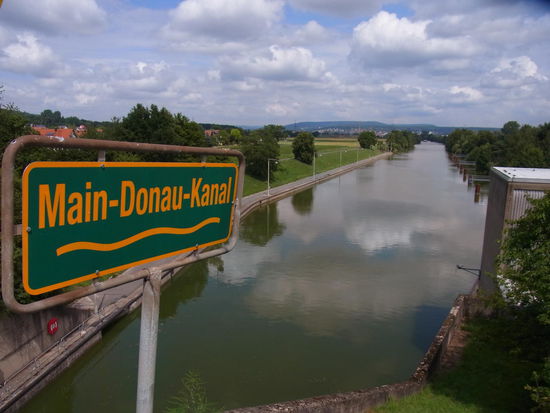 Eitle Wolken, die sich im Wasser spiegeln