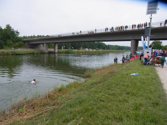 Nur noch 20 Meter bis zum ersten Zwischenziel schwimmen...