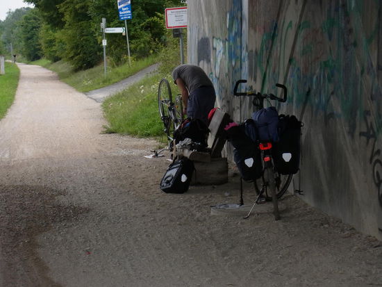 Fahrradreparatur unter der Brücke