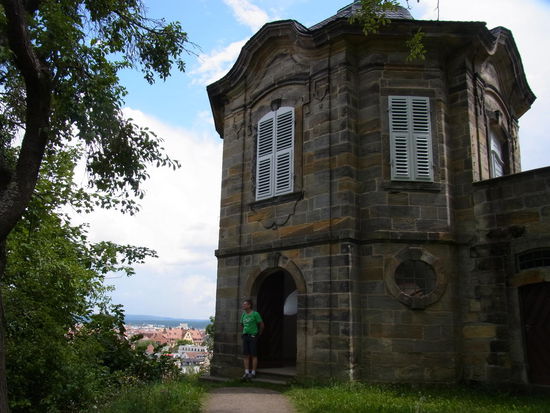 Durch dieses Gebäude verläuft der Abstieg vom Berg