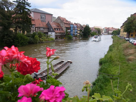 Regnitz mit Ausflugsdampfer im Hintergrund