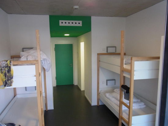 Unser großes Zimmer im Jugendgästehaus. Hier darf man die Betten noch selber beziehen.