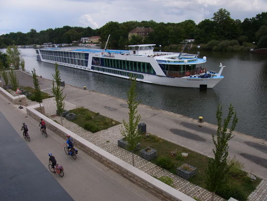 Blick nach links aus dem Zimmer auf den Main