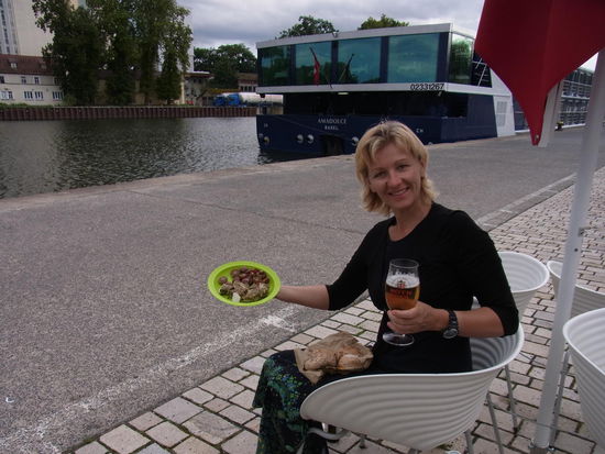 Unser Abendmahl vorm Gästehaus direkt am Wasser