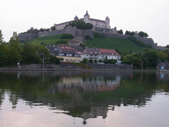 Bei der Aussicht auf die Burg schmeckt alles doppelt lecker...