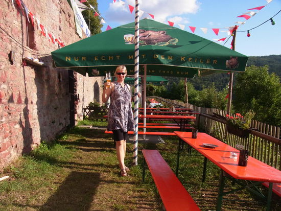 Der niedliche Biergarten auf der Burg