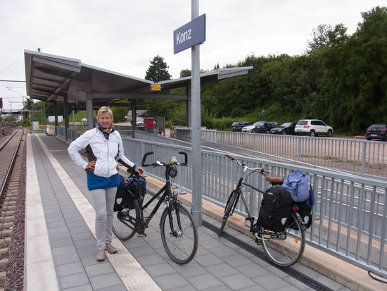 Samt Hab und Gut warten wir auf den Regio nach Koblenz